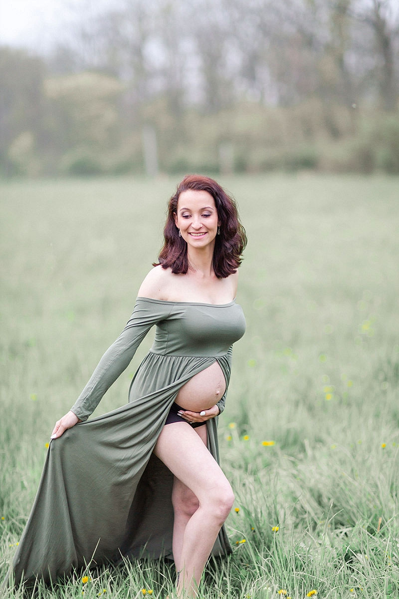 maternity portraits ebenezer bridge in a field